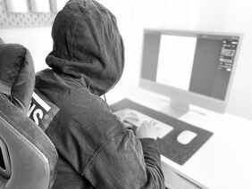 Das Bild zeigt einen Ghostwriter am Computer.