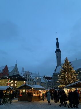 Weihnachtsmarkt bei Schnee