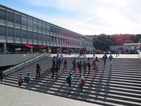 Zu sehen sind Schüler und Schülerinnen auf dem Hof der Pädagogischen Hochschule Ludwigsburg.