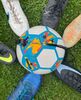 Fußballschuhe, die mit der Spitze alle einen auf dem Boden liegenden Ball berühren