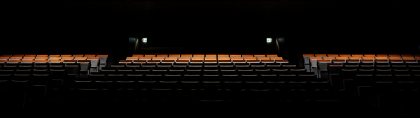 die Sitzreihen der PH-Aula im halbdunkeln