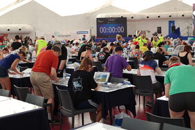 Teilnehmende der Puzzleweltmeisterschaft beim Puzzeln.