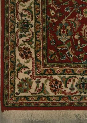 roter Teppich mit orientalischen Mustern