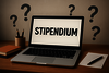 Ein Laptop, auf dem Stipendium steht. Um diesen schweben Fragezeichen.