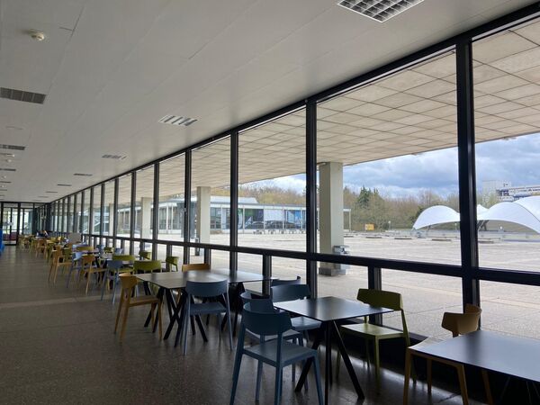 Glasgang der PH und im Hintergrund ist die Mensa zu sehen