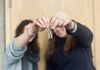 Menschen zeigen einen Wohnungsschlüssel
