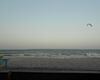 Der Ausblick auf Kitesurfer am Kidimbwi Beach, Daressalam bei Sonnenuntergang.