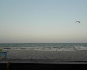 Der Ausblick auf Kitesurfer am Kidimbwi Beach, Daressalam bei Sonnenuntergang.