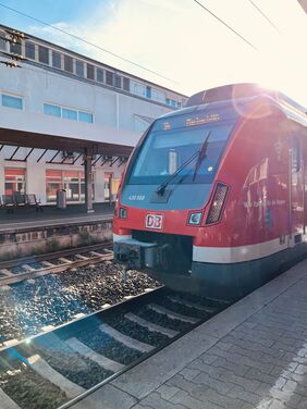Es ist die S4 zu sehen, welche in den Ludwigsburger Bahnhof einfährt.